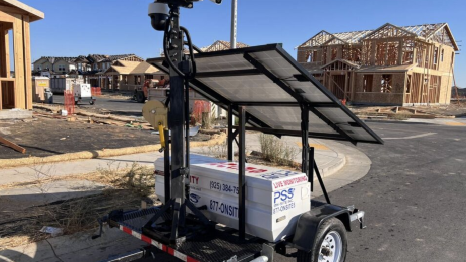 Solar-powered mobile surveillance trailer with multi-camera tower and live monitoring setup on active construction site in California – PSS On-Site solar security unit protecting job site with 24/7 AI video surveillance